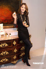 组图：周汶锜强调感情专一 对香水情有独钟 