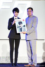 组图：李宇春亮相时尚盛典 不插电表演引爆全场