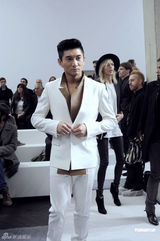 组图：吴奇隆亮相巴黎时装周抢足风头