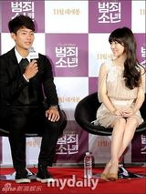 组图：李贞贤徐英周出席新片《犯罪少年》发布会