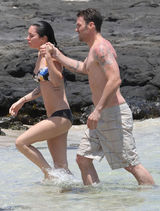 高清图：梅根-福克斯海边度假 紧贴男友不撒手