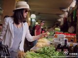组图：蒋勤勤国外拍大片 穿潮装菜市数零钱