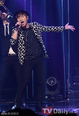 组图：韩女团不顾禁令着暴露舞台装献热舞