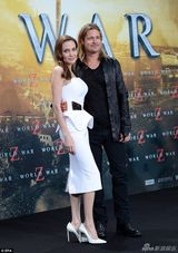 组图：朱莉白裙挽老公娇羞 皮特咬墨镜红毯卖萌