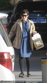 组图：孙俪挺大肚学书法 着休闲装步履轻盈