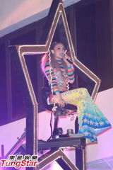 组图：容祖儿携泳儿罗力威出席派对迎圣诞