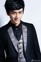 组图：陈晓【演员】西装写真曝光 身姿挺拔尽显阳光帅气