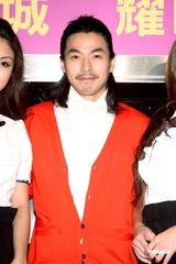 高清组图：李威坐拥美女 宋纪妍化身甜美服务员