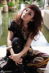 幻灯图：黄奕南非拍大片 轻松惬意享受生活