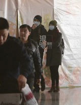 独家：高圆圆送赵又廷离京 牵手依偎机场拥吻