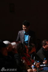 组图：话剧版《非诚勿扰》首演 潘长江巩汉林助阵