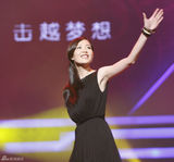 高清组图：张悬获年度女歌手荣誉 秀性感玉背