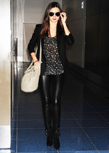 高清组图：米兰达-可儿现身东京机场装扮帅气