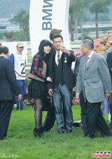 组图：甄子丹吕良伟下一代结缘