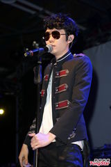 组图：方大同来台开唱黑超耍酷 陶晶莹亮相助阵