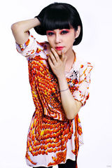 组图：石梅最新写真长发飘逸展现妩媚