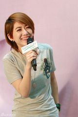 组图：刘忻跨界出传记 当场脱袜换穿水晶鞋