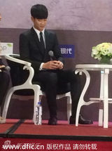 组图：金秀贤到广州萌脸引尖叫 急救车场外待命