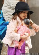 组图：苏瑞戴小礼帽亮相 紫色连衣裙搭同色皮鞋