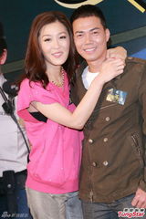 组图：周丽淇坐谢天华大腿喂葡萄 被笑腿毛