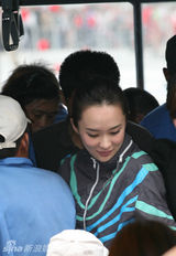 幻灯图：霍思燕带小浪逛世博 乘坐公车低碳出行