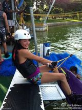 组图：张柏芝清凉装变水上健将 素颜变包子脸