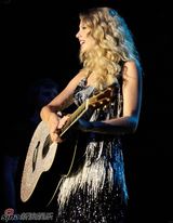 高清组图：泰勒-斯韦福特办小型演唱会 尽展青春活力