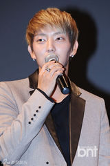 组图：李准基带“女儿”与粉丝看《两周》结局