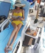 组图：韩国美女教师秀一字腿 泳装身材性感火辣