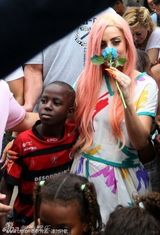 组图：Lady Gaga睡袍装巴西踢球露股沟