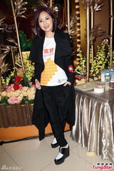 组图：杨千嬅圆润亮相否认怀孕 笑言开心到胖