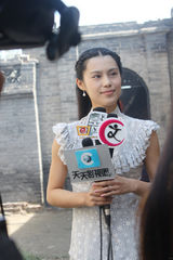 组图：韩丹彤《战地花开》杀青 唯美剧照曝光