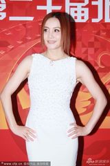组图：陶红亮相大影节 白裙淡雅插腰摆POSE