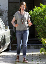 幻灯：海瑟薇出街素颜朝天 皱眉瞪眼囧囧有神