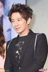 组图：《女王的诞生》孙耀威抱起杨谨华体力佳