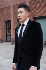 组图：白微冬日混搭街拍凸显型男范儿