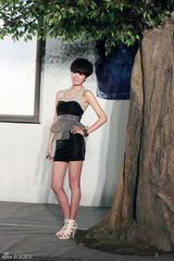 幻灯图：郁可唯献唱庆儿童节 不敢跟师兄比酷