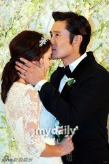 组图：李秉宪李敏贞携手出席婚礼新闻发布会