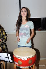 组图：Jessica C秀鼓技 笑称不怕地位被取代