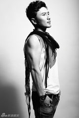 刘恩佑时尚大片出炉 完美身材有型有款