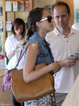 组图：杰西卡-阿尔芭长裙搭牛仔背心