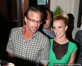 组图：布兰妮获男友贴身护驾 笑容灿烂幸福洋溢