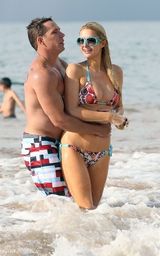 高清组图：帕丽斯-希尔顿夏威夷海滩戏水秀双波