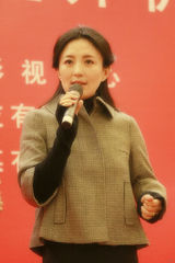 组图：杨童舒加盟《团支部书记》首演女入殓师