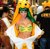 高清组图：花花公子女郎莎拉动漫展扮绿发精灵