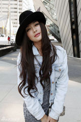 组图：秦岚多伦多街拍 牛仔礼帽造型俏皮动人