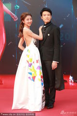 组图：颜卓灵红毯镂空秀美背 携手蔡瀚亿卖萌