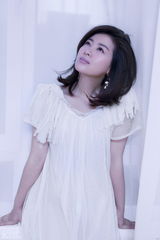 组图：小李琳拍写真 显成熟优雅女人味