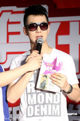 幻灯图：“内地造星教父”出书 陈子嘟称新秀缺内涵