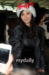 组图：少女时代集体着可爱圣诞装扮赴日宣传